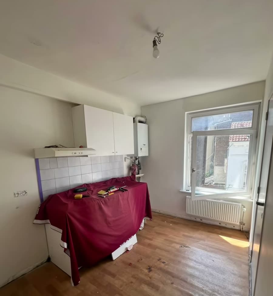 Le même appartement — la cuisine — Avant